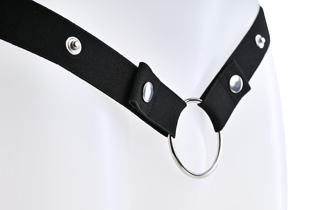 Close up of the poppers and metal o-ring on the black strap.